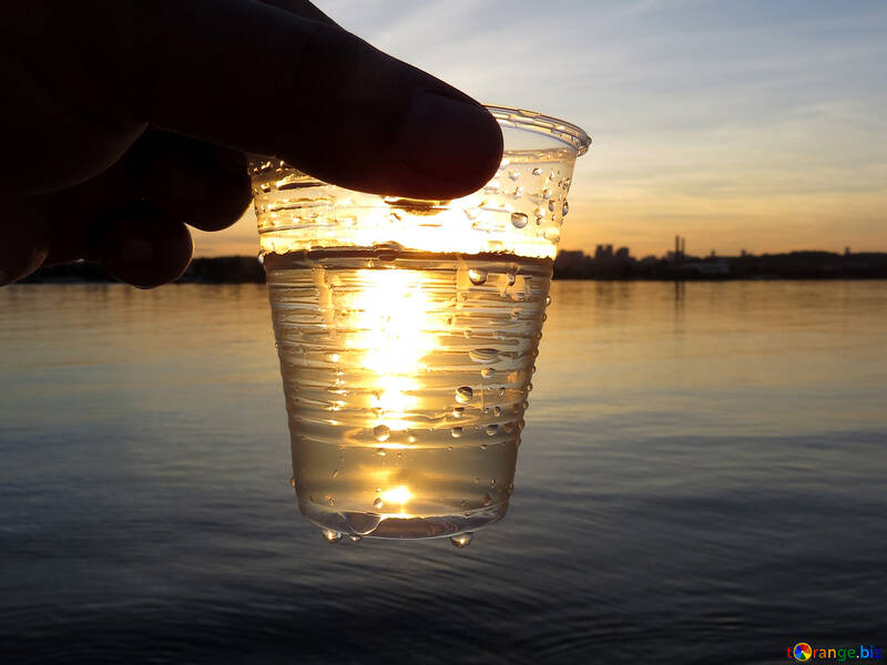 Ein Glas Wasser über einem Gewässer №53474