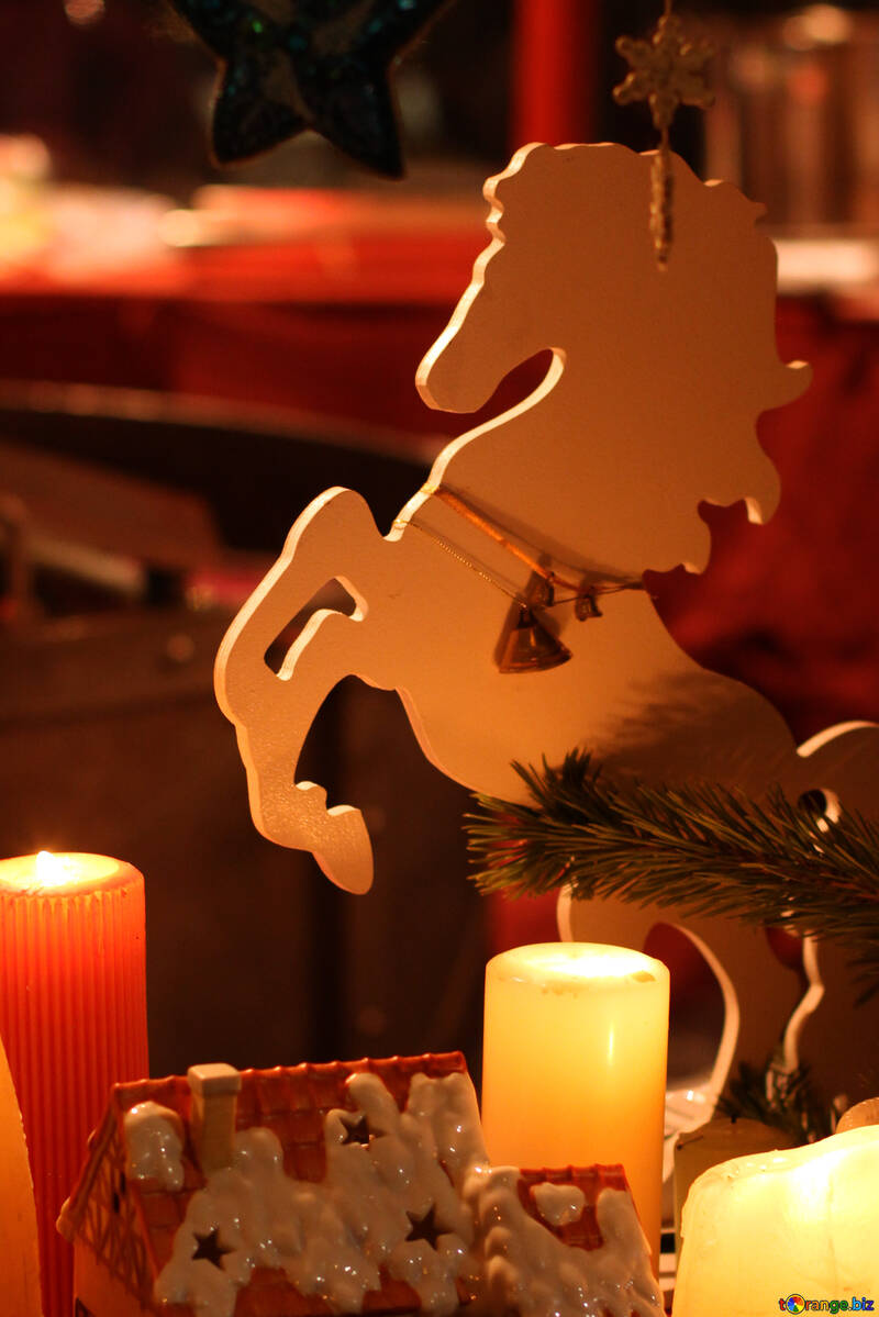 Свічки та коня дерев`яний кінь біля свічки №53528