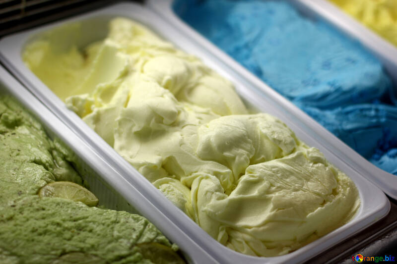 Diferentes sabores de helados en tinas. №53068