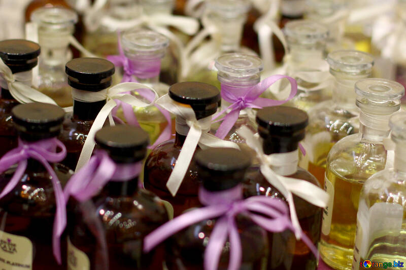 Bouteilles avec bouchons et bouteille d`huiles violettes nouées avec ruban №53015