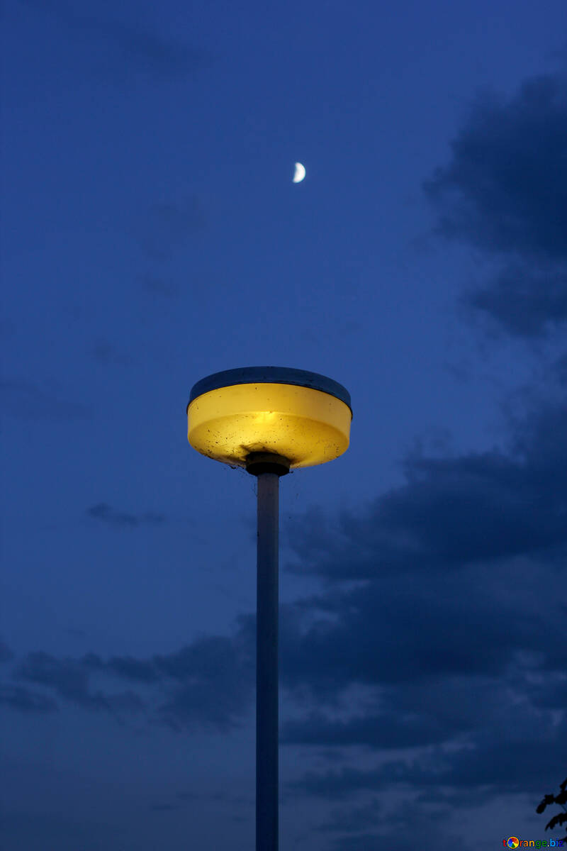 Una lanterna contro il cielo lampione di fronte al buio №53229