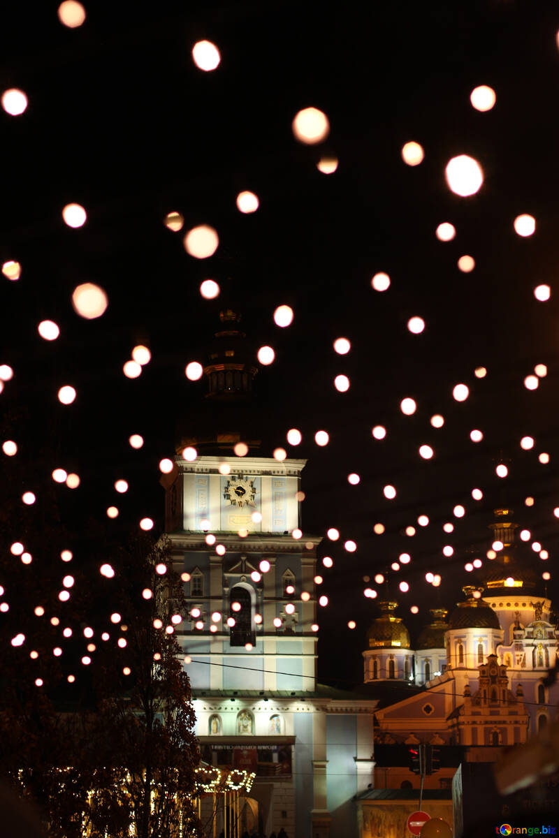 Sfere luminose sopra le lanterne di Natale di una strada №53555