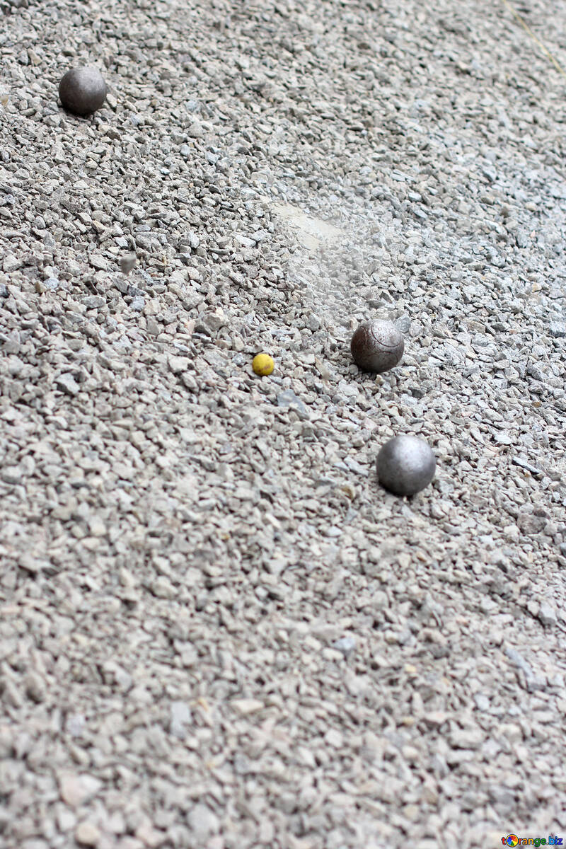 Trois sphères métalliques au sol №53980