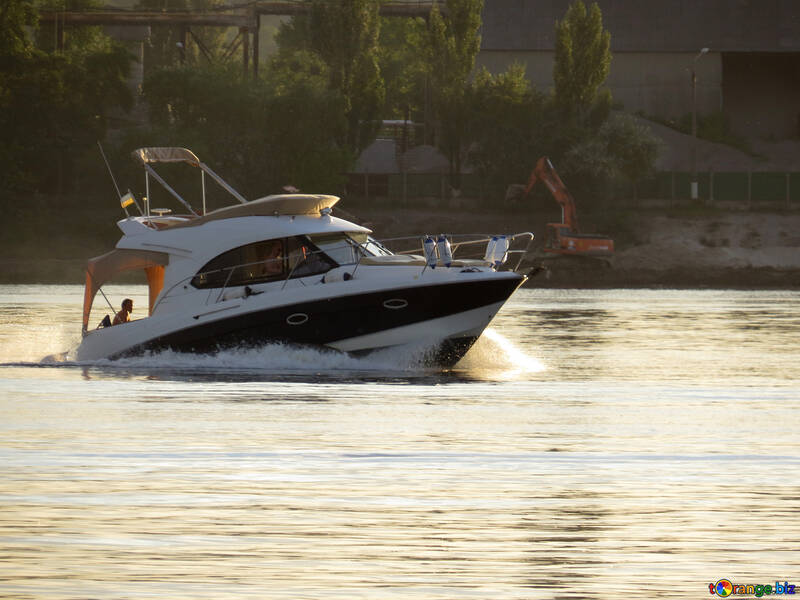 Ein Motorboot auf dem See №53459