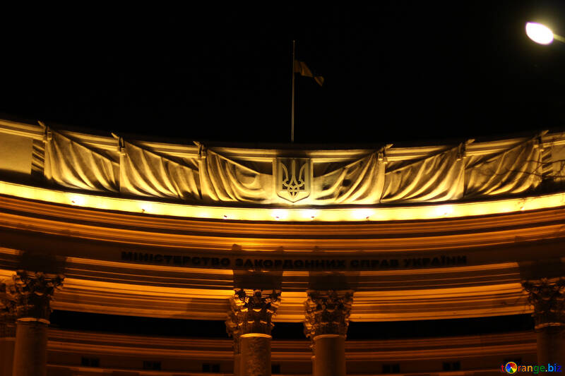 Un soffitto decorato con trombe Pilastro dell`architrave №53588