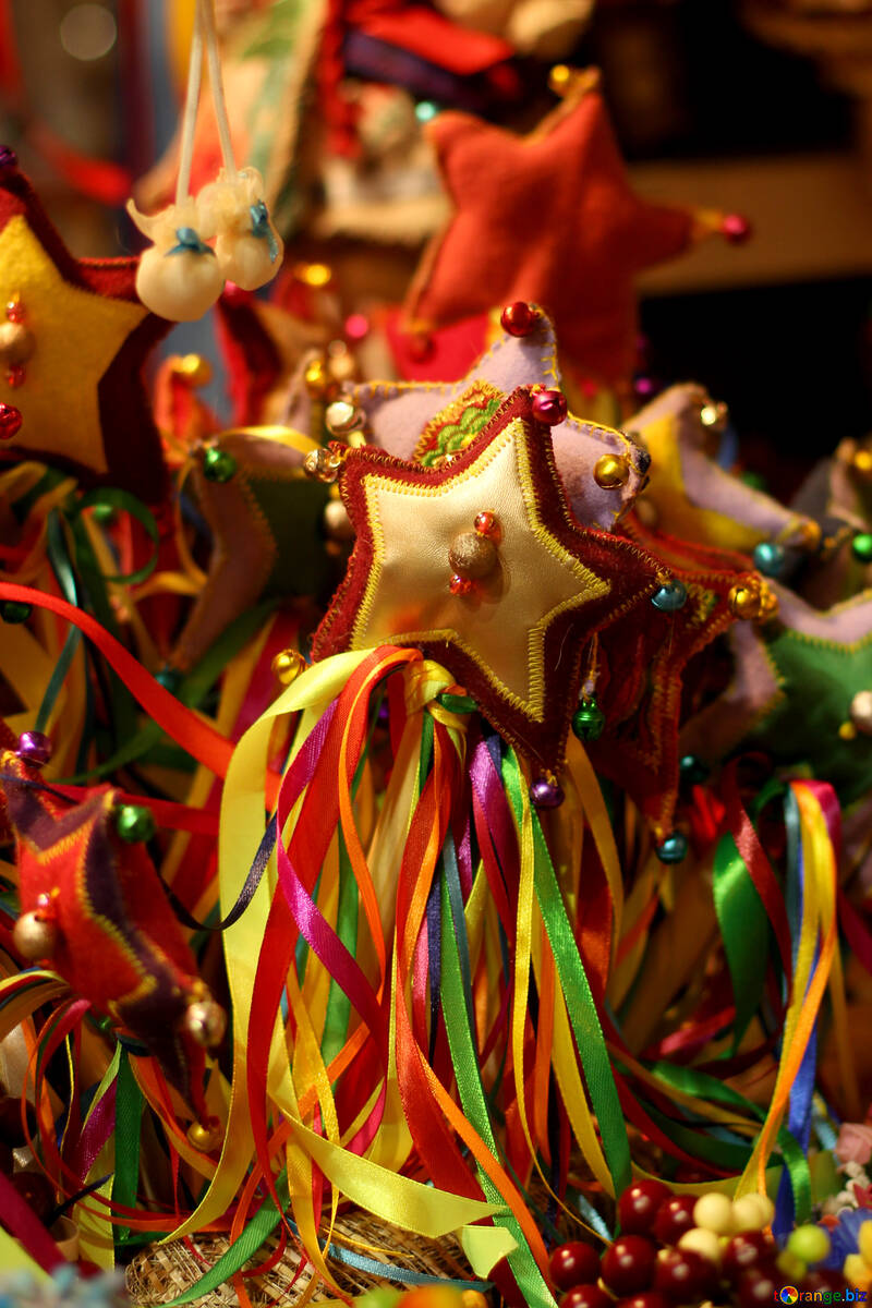 Uma festa acontecendo e muitas serpentinas decorações de Natal estrelam com fitas coloridas №53503