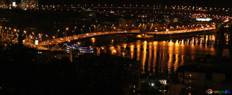 Der Fluss und eine Brücke bei Nacht Lichter reflektieren Wasserreflexionen №53599