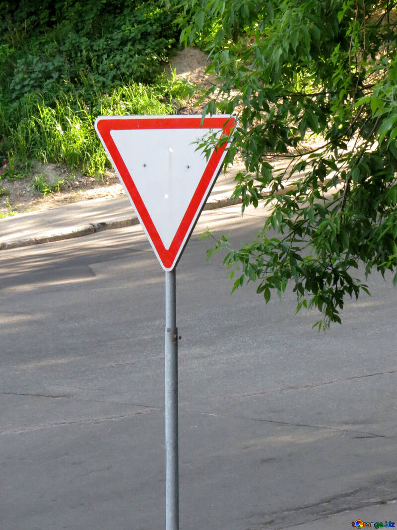 La forma del triángulo del lado de la carretera sin palabras ceder el signo №53392