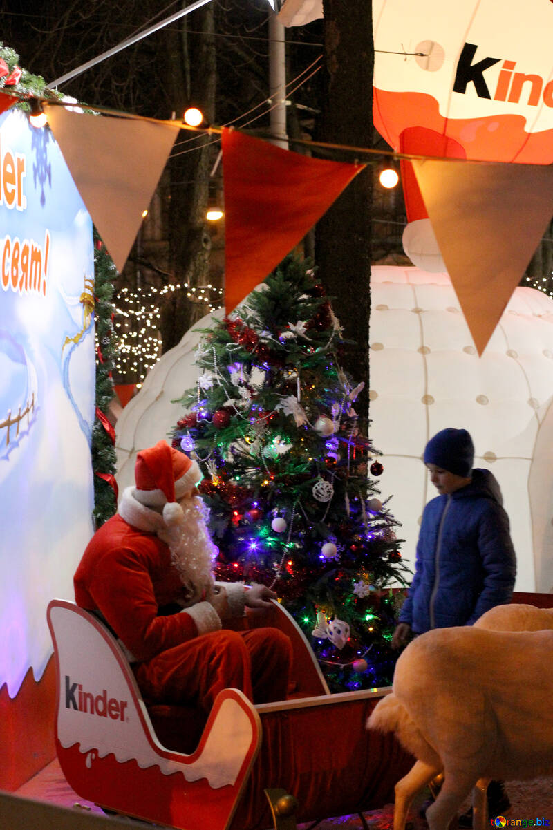 Санта в санях розмовляє дитина добріше №53570