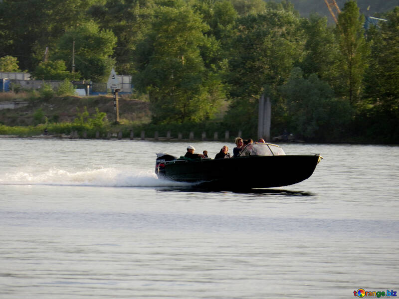 湖のボートの木川の緑の草スピードボート №53444