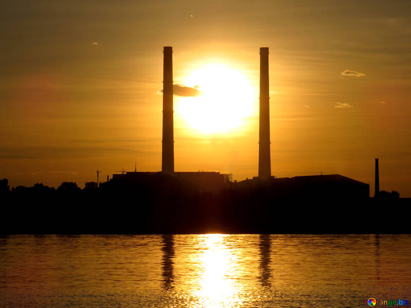 Sole dei fumaioli che mette sopra un tramonto dell`isola №53471