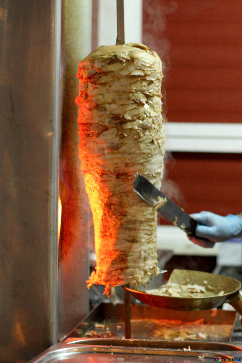 Cozinhando shawarma, ao que parece, kebab de frango, cozinhando mão com ferramenta de raspagem Cozinhe e faça compras, anuncie №53554
