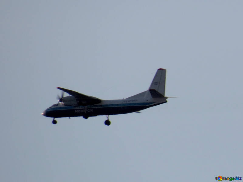 Великий літак, що летить високо в повітряному транспорті, реактивним синім №53455