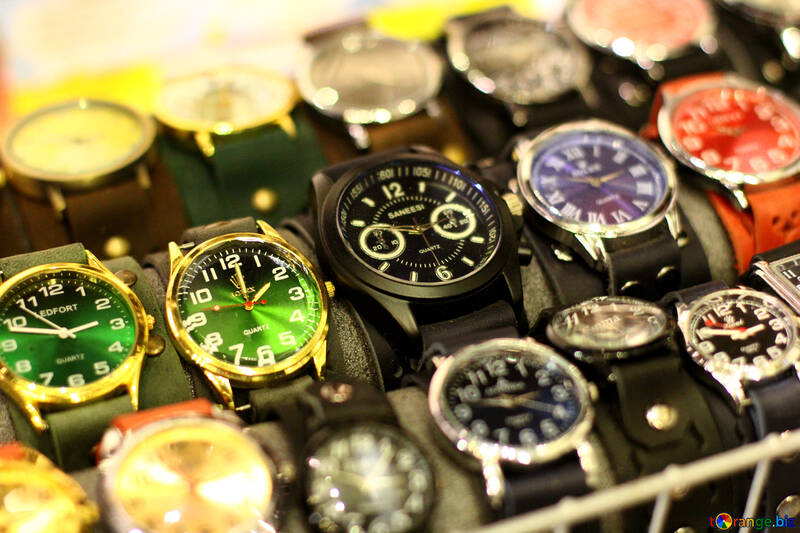 Eine Gruppe von verschiedenen farbigen Uhren auf dem Display №53128