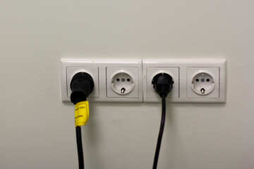 Cables enchufados en tomas de corriente №54544