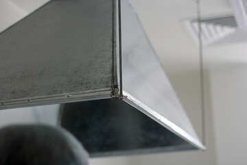 ピラミッド型のオブジェクトの天井部分からぶら下がっている金属製のフードです №54546