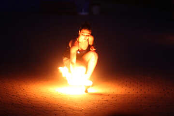 Людина біля вогню жінка, запалюючи феєрверки №54378