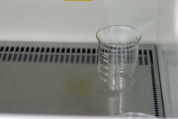 Recipiente de medição de vidro vazio colocado em uma mesa №54541