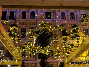 Muchas ventanas y velas encendidas decoración carismas de luces de construcción №54103