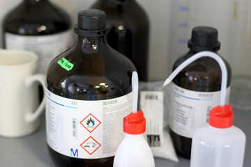 Bottiglie di oggetti chimici infiammabili №54667