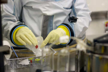 Un médecin en laboratoire travaillant sur un vaccin scientifique gants №54607