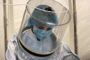 Trabalhadora com máscara e protetor facial grande médico №54616