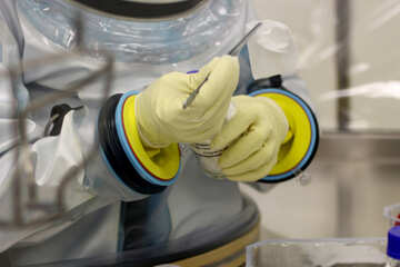 Glove can make people more safety to avoid from risk virus hands №54617