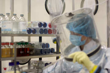 Людина в лабораторній хімічній лабораторії хімік лабораторії Covid лікар №54570