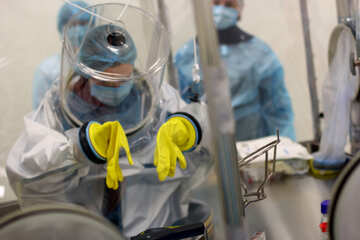 Scientists testing virus chemist doctor gloves biohazard people №54623