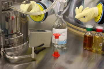 Um tubo sendo colocado em uma garrafa de vidro cientista médico de vacina №54611