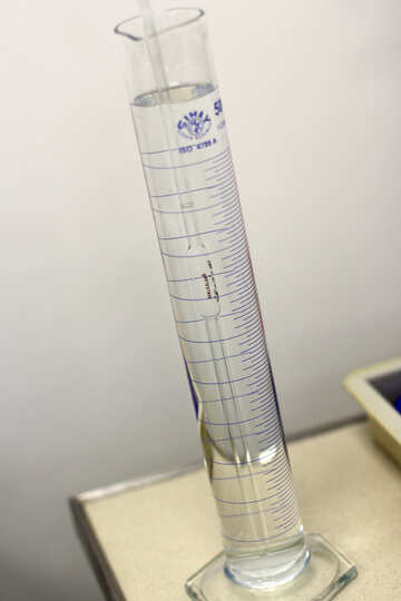Chimica del tubo watter sul tavolo №54672