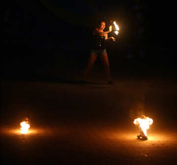 Fogo funciona e um humano segurando a chama de fogo na mão №54388