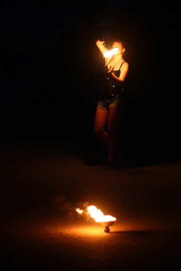 キャンデルの火のダンサーを持つ女性が花火の光を燃やす №54382