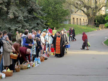 Les gens de Pâques sur le côté de la route avec des paniers №54004