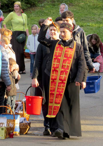 Pessoa vestida de padre preto e vermelho №54002