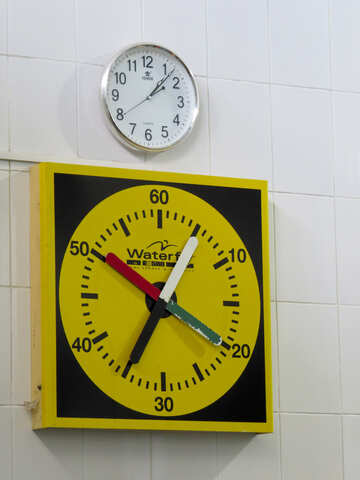 Schwimmen einer großen Uhr am seitlichen Messgerät №54164