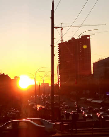  un traffico davanti a un tramonto di sera della strada della città al tramonto №54880