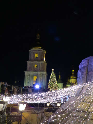 Árboles de la torre el cielo oscuro y otras luces navideñas en la ciudad №54106