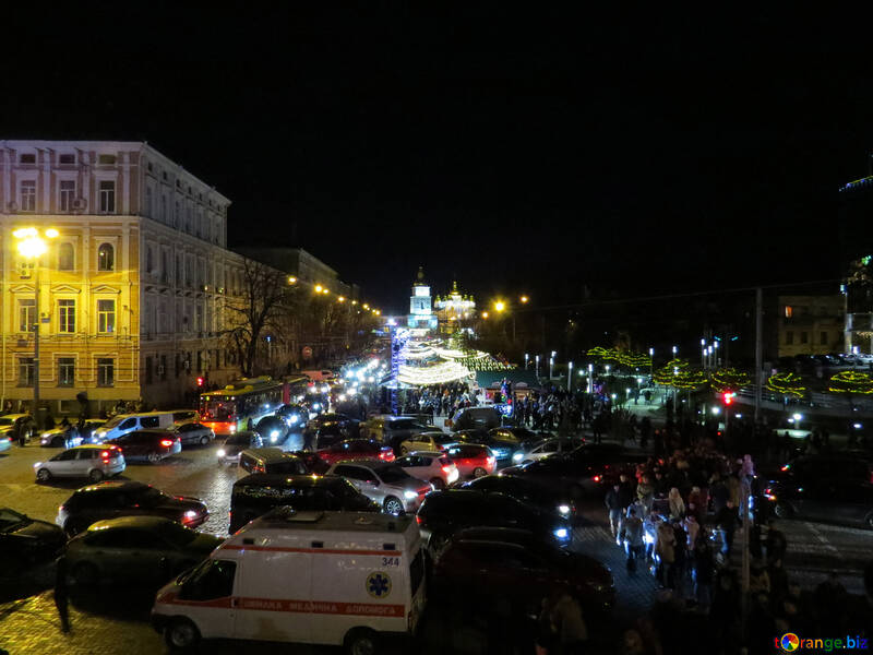 Будинки з автомобілями та людьми в освітленій вулиці вночі вогнями міста №54107