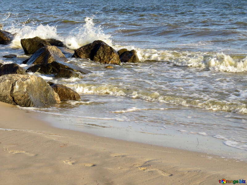 Praia de água e pedras Ondas e rochas Ocean beach №54950