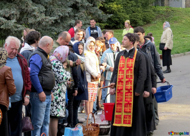 Es ist eine Menschenmenge mit Menschen, die Priester sammeln №54006