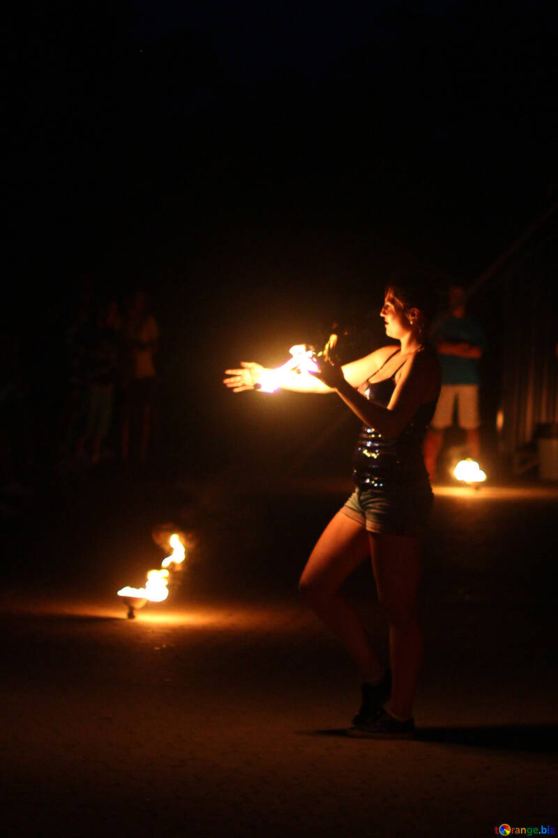 Жінки танцюють з вогнем №54389