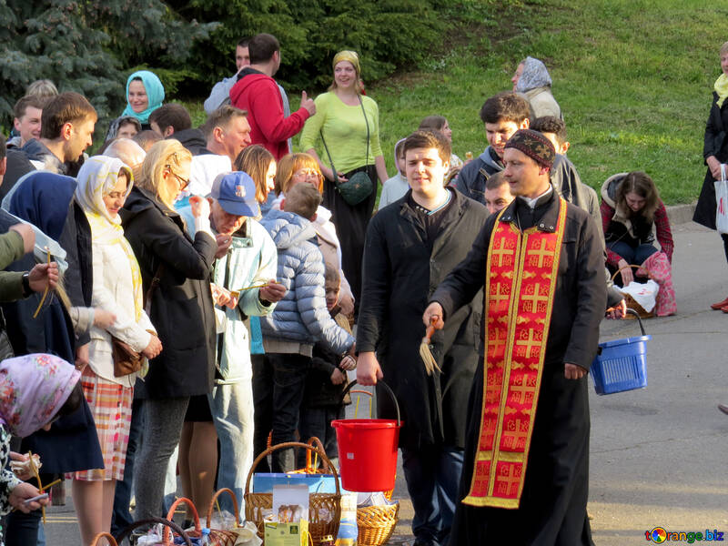 Un gruppo di persone in piedi di fronte a un pastore religioso di tradizione gruppo sociale folla №54003