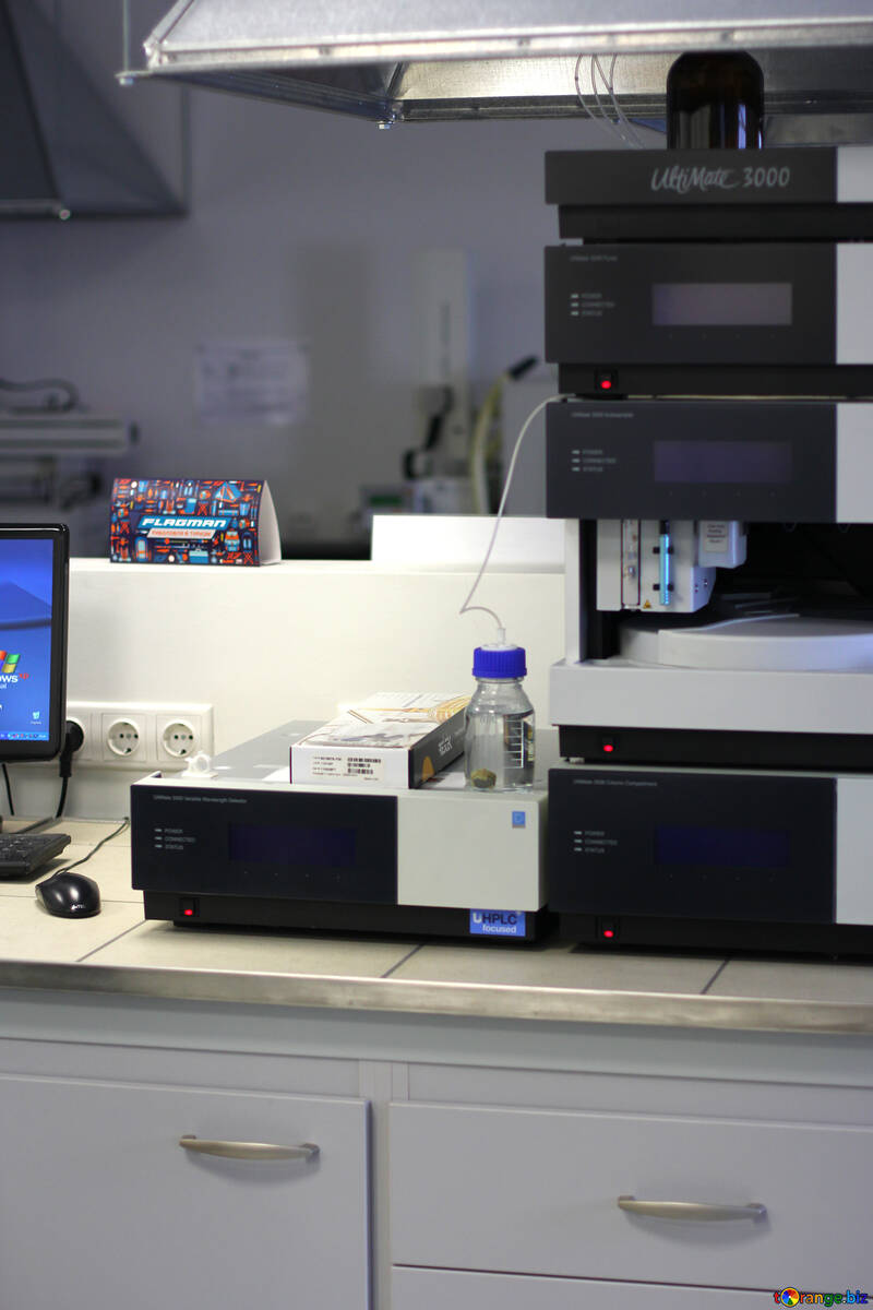 Un laboratoire avec des machines analysant une salle de travail liquide №54662