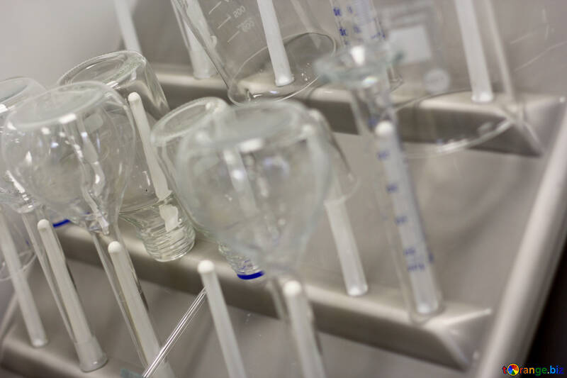 Groupe de table bouteille d`eau debout pose matériel transparent matériel de laboratoire chimie №54669