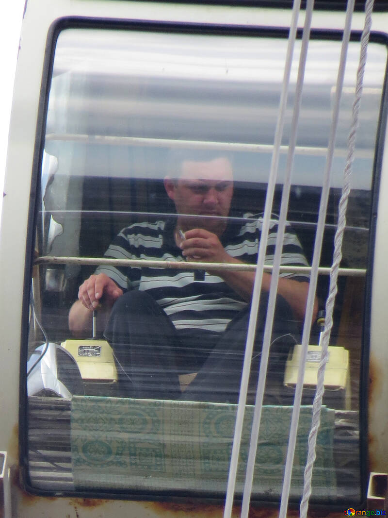 Hombre camiseta bebida behing espejo transporte grúa №54131