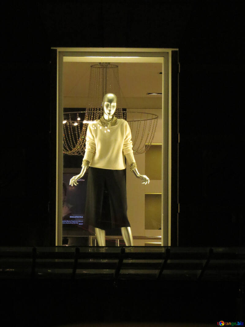 Maniqiun стоячи у дзеркальному вікні жінка №54053