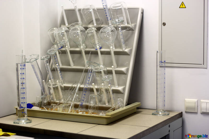 Une planche avec un outil de laboratoire en verre pour tubes à essai №54668