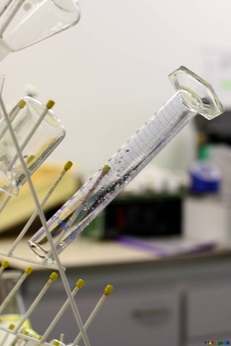 Un tube en verre sur un test de laboratoire sur une grille de séchage №54634