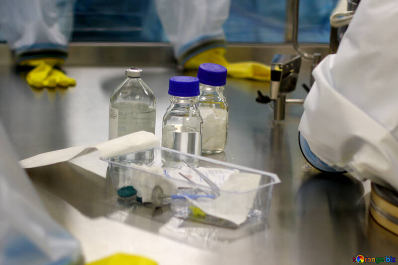 Labor mit Medizin Flaschen und Verpackung gelbe Handschuhe liefern Paket №54588
